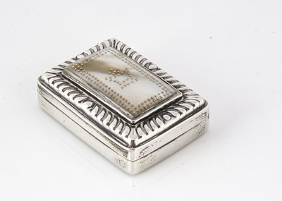 Lot 310 - A George III silver and mother of pearl snuff box