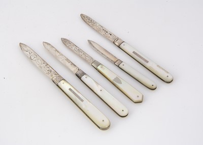 Lot 321 - A collection of five Victorian and later plain handled silver and mother of pearl folding pocket fruit knives