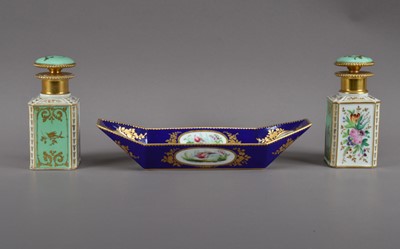 Lot 384 - A 19th century porcelain shaped dish