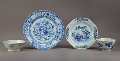 Lot 471 - Four items of Chinese blue and white porcelain