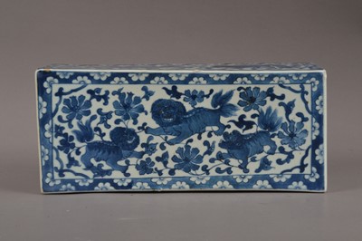 Lot 493 - A Chinese porcelain blue and white willow